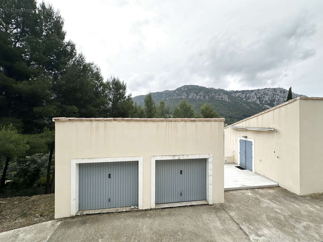 Maison à LE REVEST-LES-EAUX