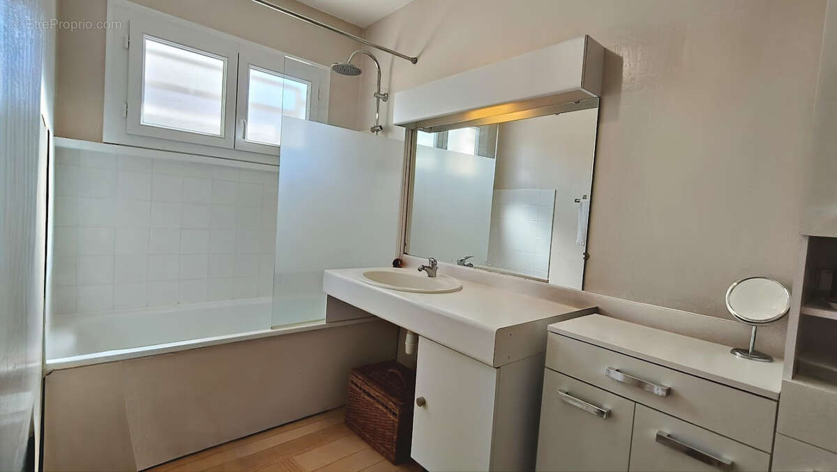 Maison à SAINT-SEURIN-DE-CURSAC