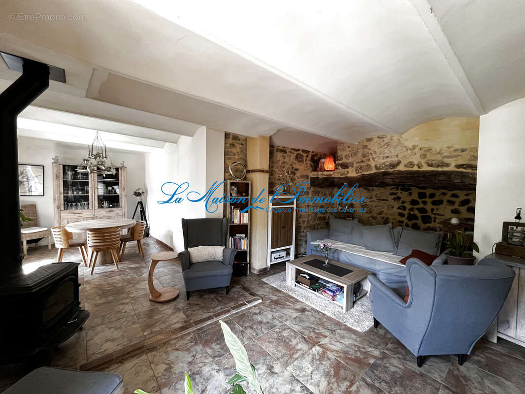 A proximité de Gagnières au calme maison de village en pierre de type F3 avec 653m2 de terrain. - photo 3