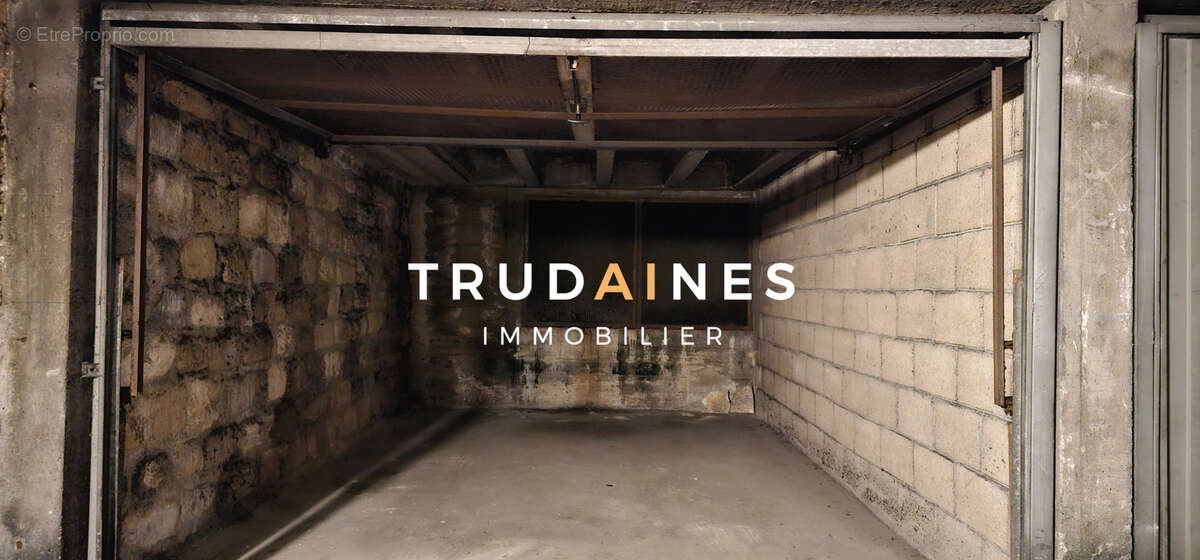 Parking à PARIS-18E