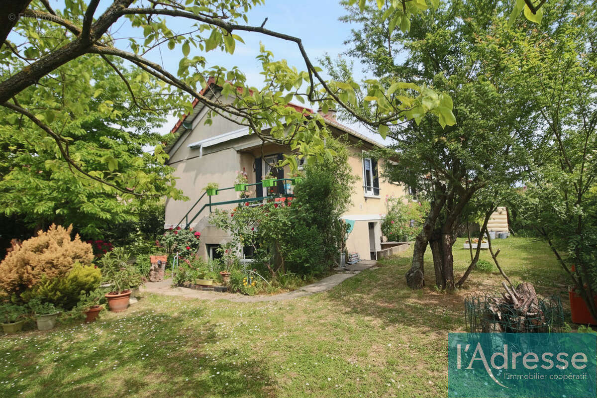 Maison avec sous-sol total, combles aménageables et grand terrain à Savigny-sur-Orge. - photo 2