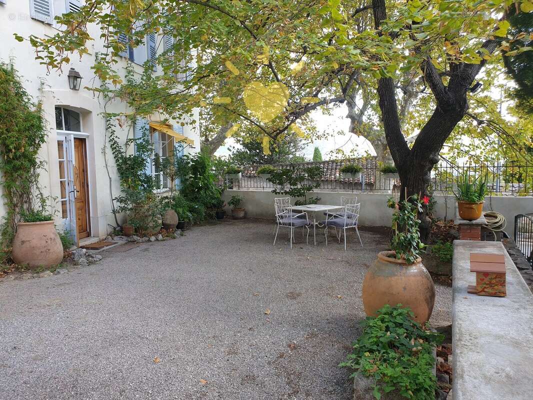 Bastide provencale renovee au calme accessible a pied du village - photo 12