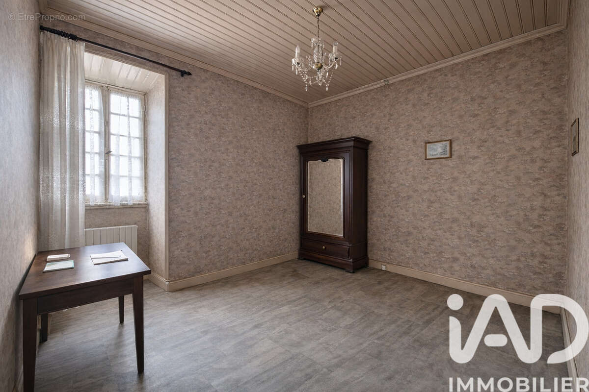 Maison 104 m² à Laval-De-Cere  - photo 6
