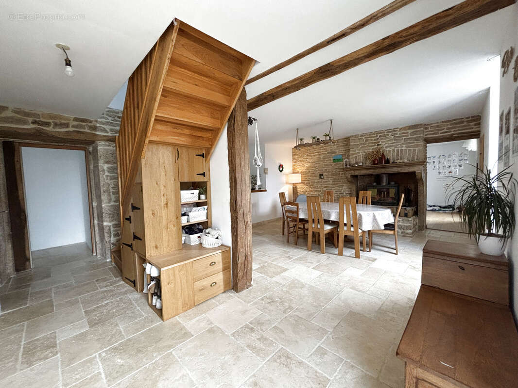 Maison à MONTLIOT-ET-COURCELLES