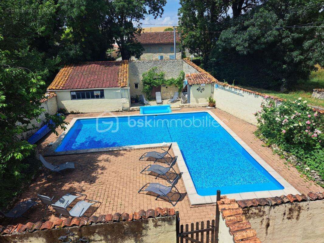 Maison à SAINT-PIERRE-DE-JUILLERS