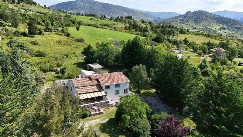 Propriété de 210 m² avec appartement indépendant, 1,65 ha de terrain et dépendances - photo 3
