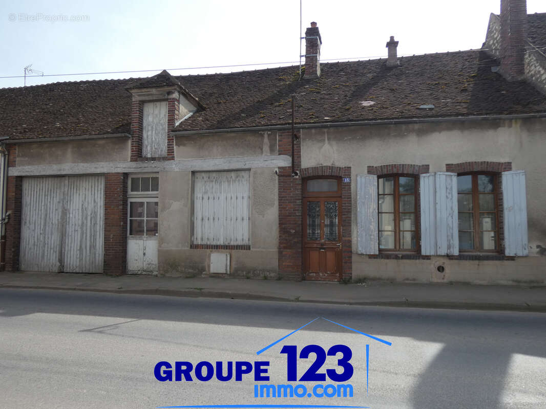 Maison à LAROCHE-SAINT-CYDROINE