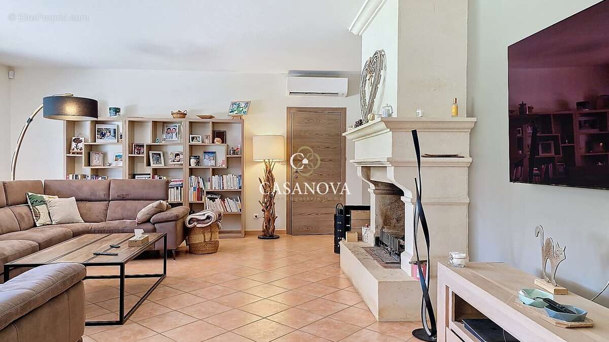 Propriété 5 hectares - Villa et dépendances :  331 m2 habitables - piscine - oliveraie - enclos chevaux - photo 9