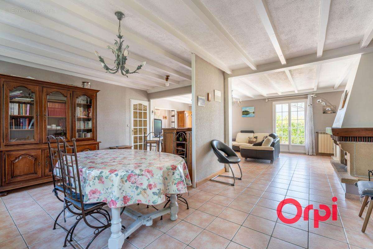 Maison familiale de 131 m² avec piscine, bureau et sous-sol complet - photo 9