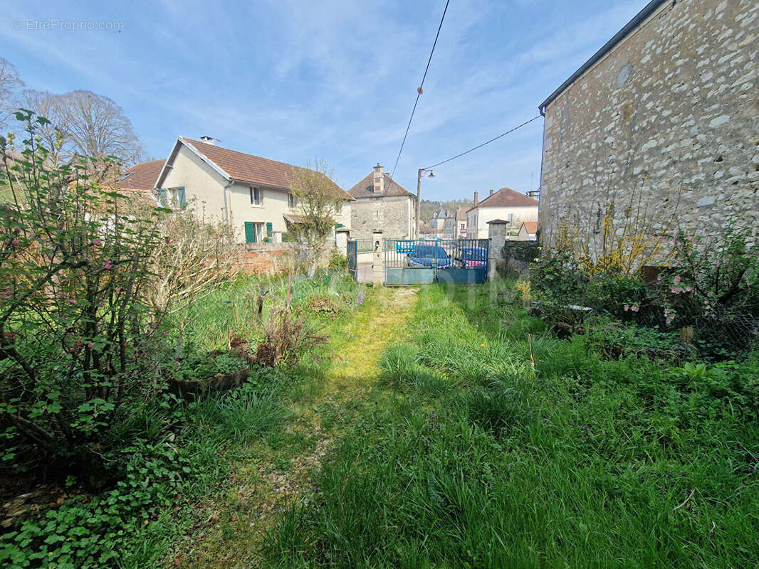 Maison à GY-L'EVEQUE