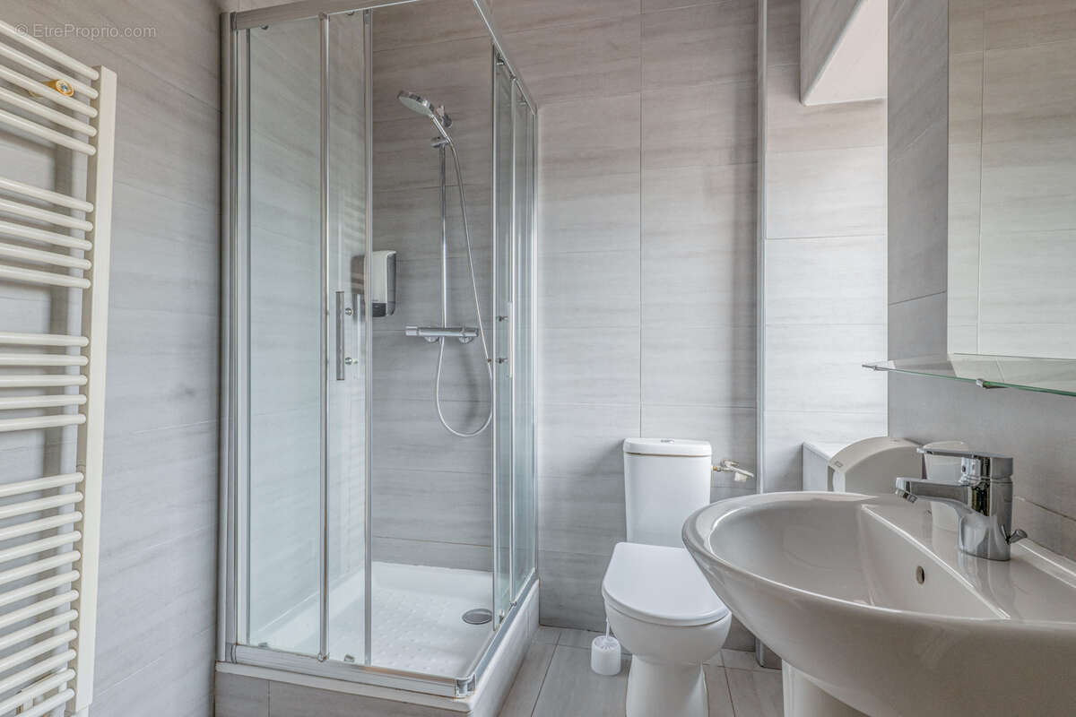 Commerce à SAINT-GENIS-LAVAL