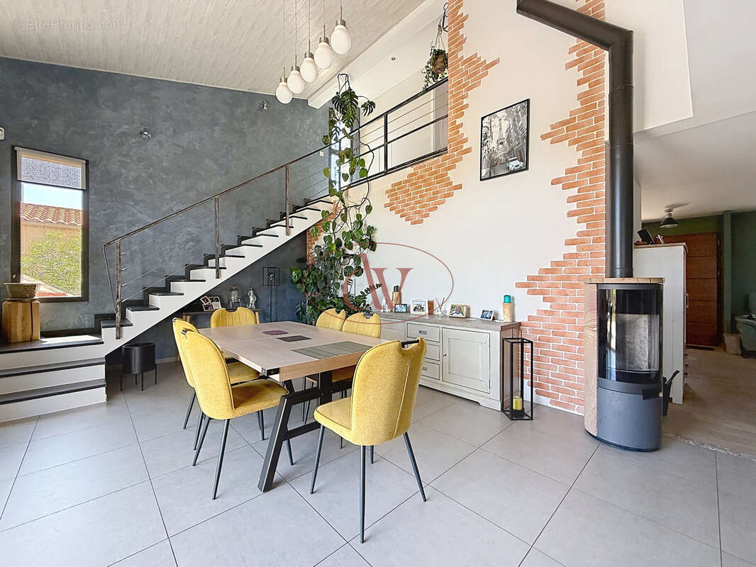 Maison à OPOUL-PERILLOS