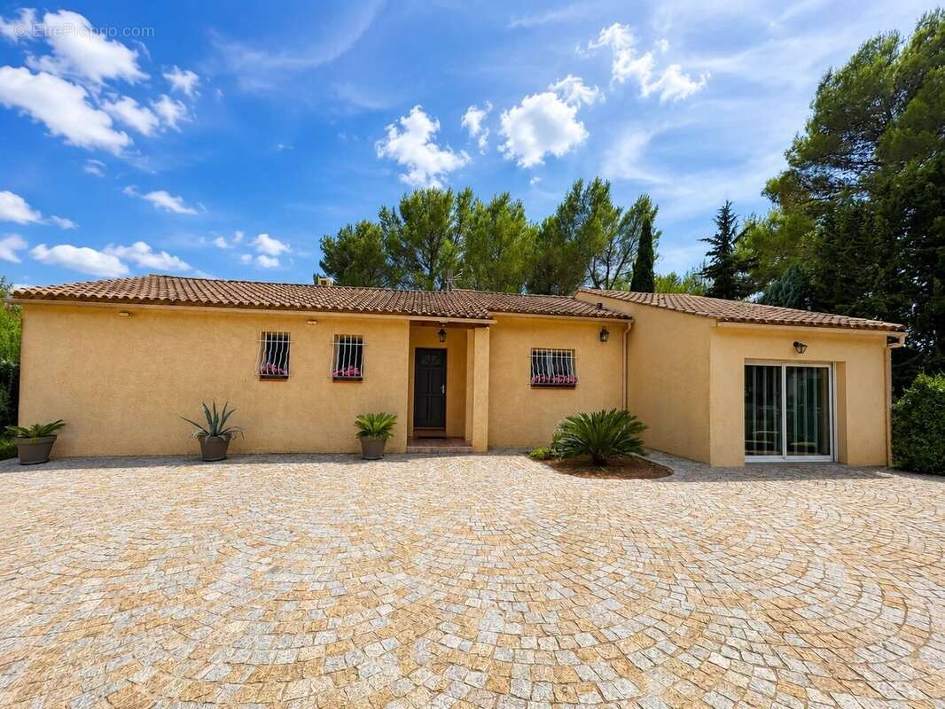 Vidauban – Élégante villa de plain-pied de 140 m² avec piscine sur un terrain de plus de 2 550 m² - photo 5