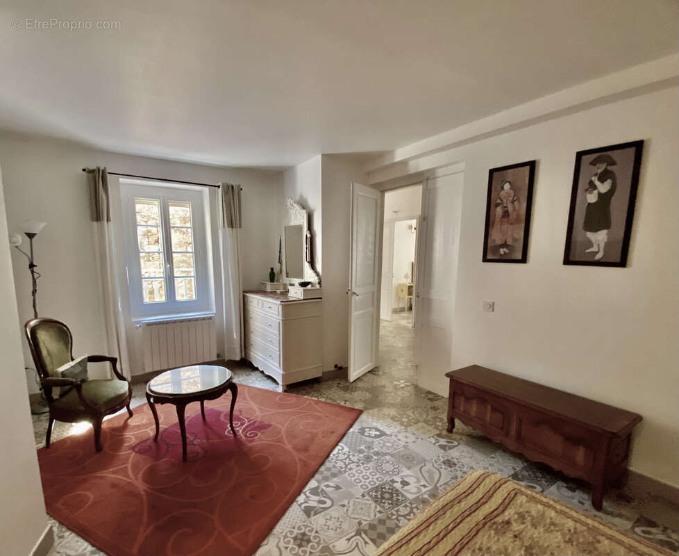 Maison à MONTOULIERS