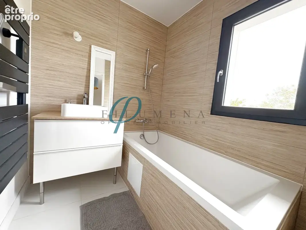 À vendre, Maison contemporaine lumineuse et chaleureuse, située au calme. - photo 12