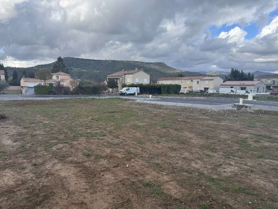 Terrain 668 m² à Les Mees  - photo 2