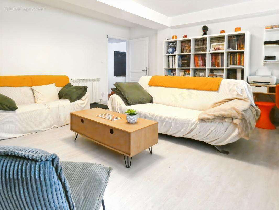 Maison à LAUDUN-L'ARDOISE