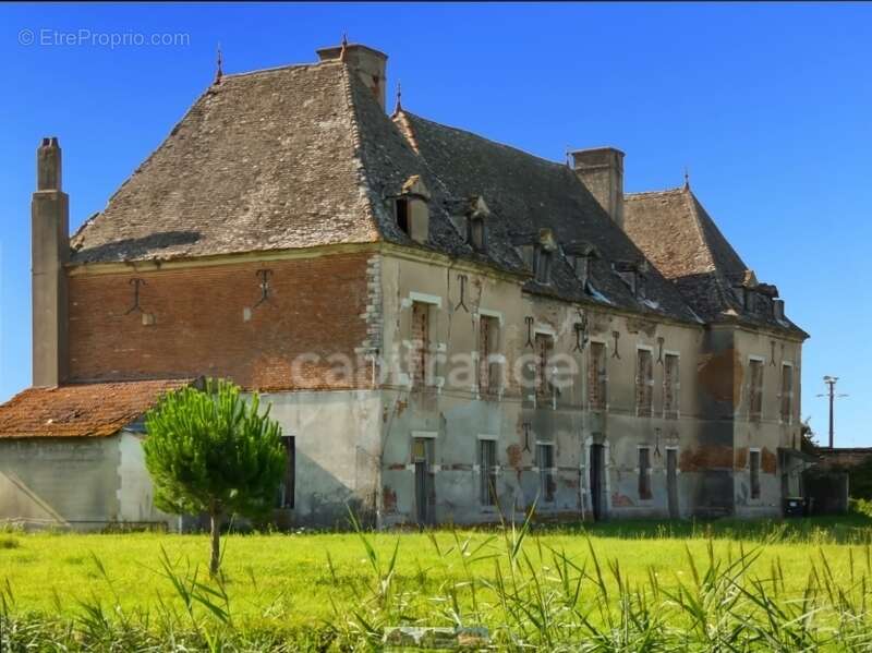 Château du XVIe Siècle au coeur de la Bourgogne à Restaurer - Idéal pour Investisseurs - photo 2