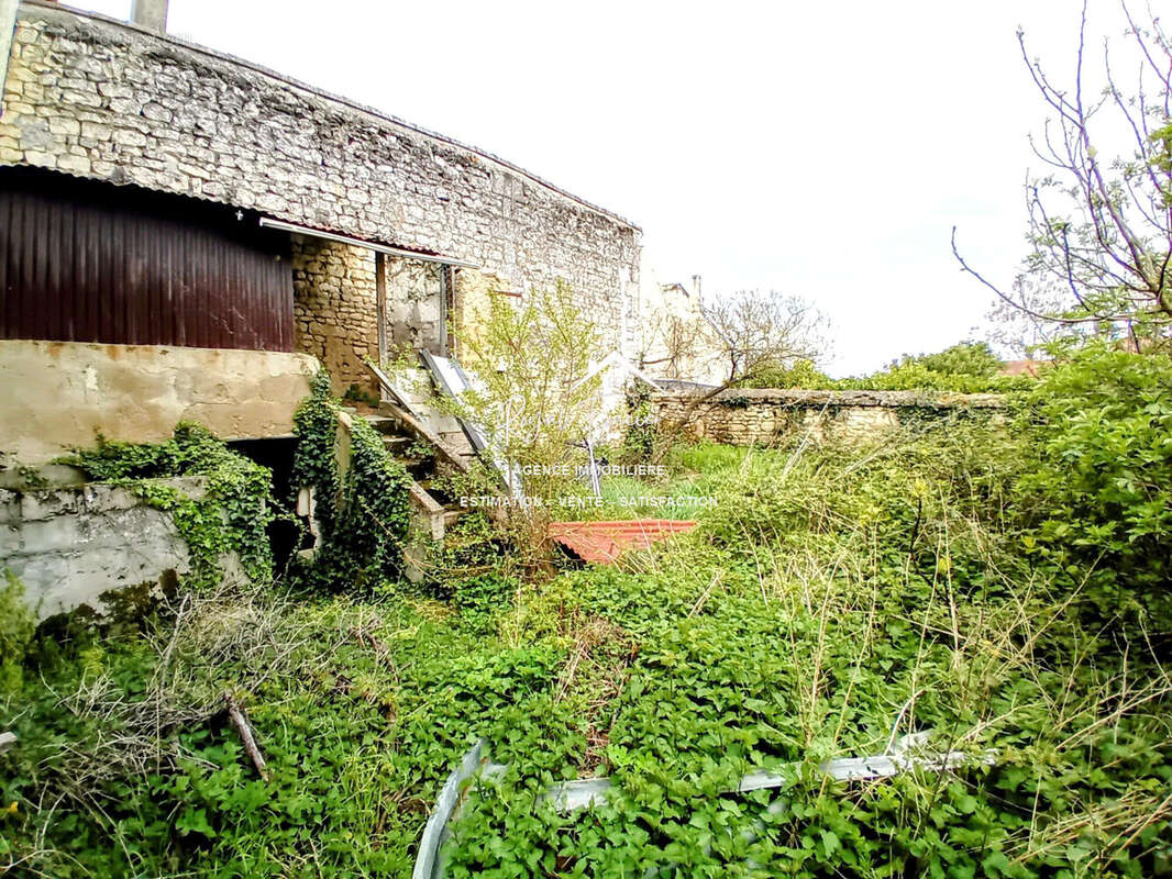 Bâtiment dans le terrain clos avec une cave en dessous  - Maison à THURE