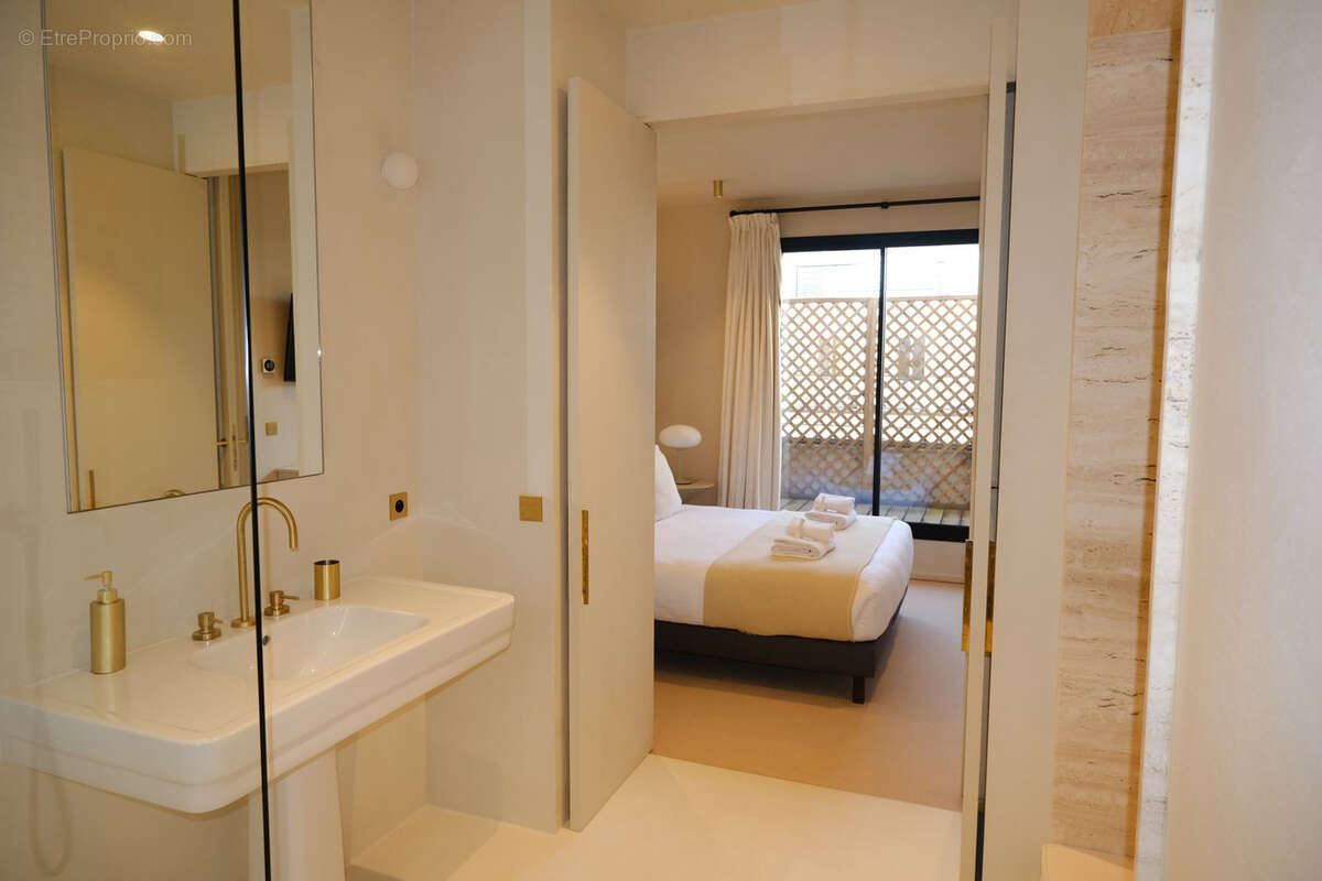 Appartement à PARIS-8E