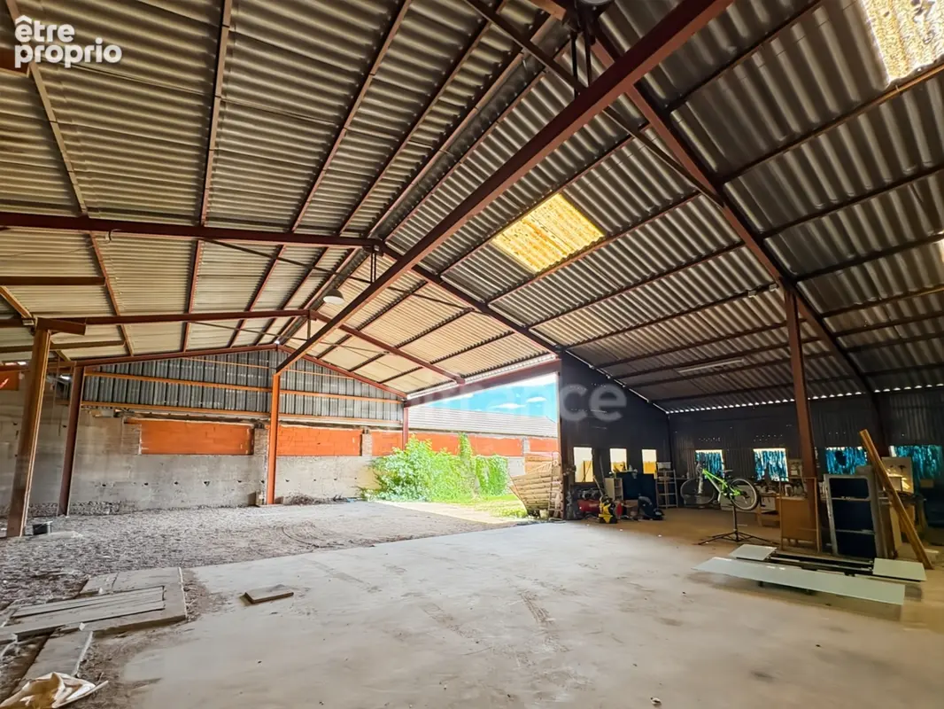 Maison familiale de 143m2, piscine, hangar de 300m2 et terrain clos de 1136m2 - photo 15