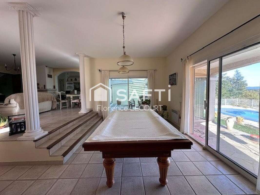 Maison 186 m² à Saint-Maximin-La-Sainte-Baume  - photo 7