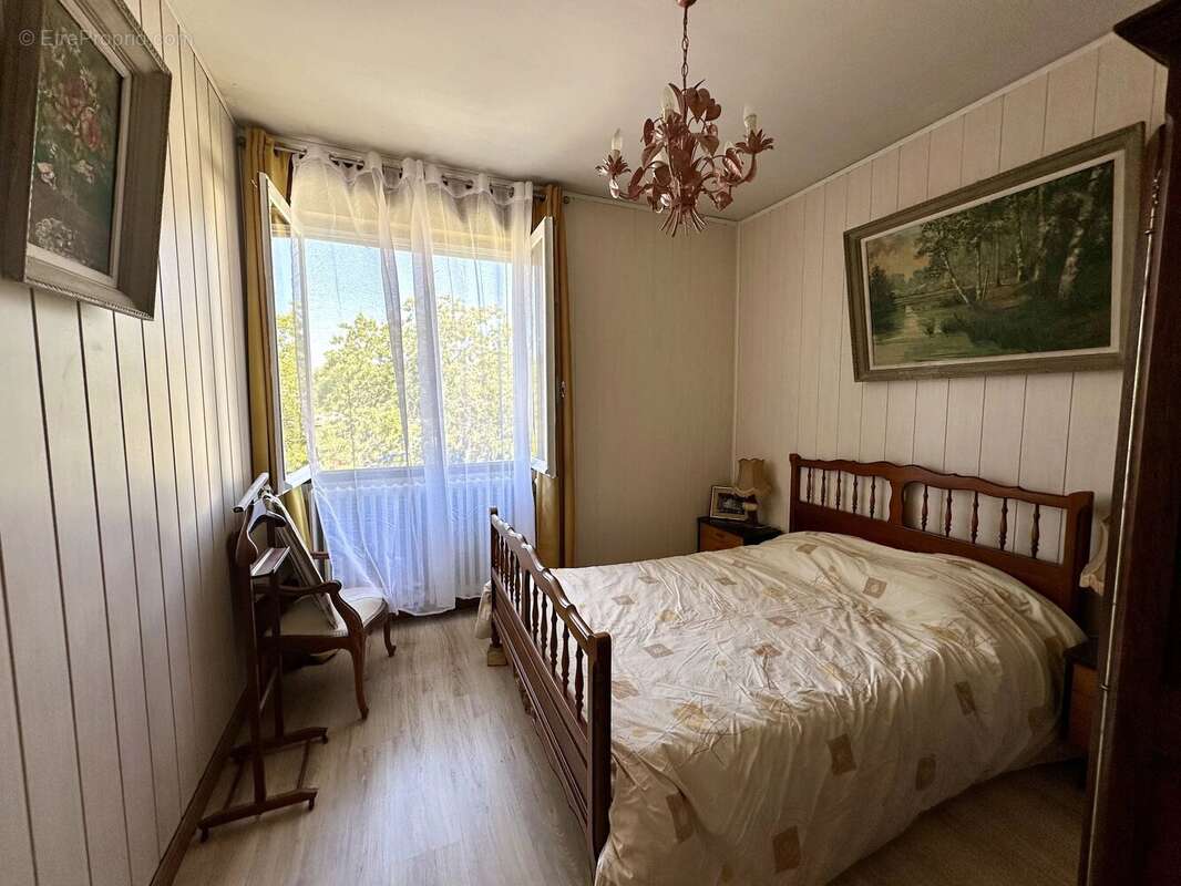 Maison familiale située à proximité d'un village prisé en bord de rivière. - photo 9
