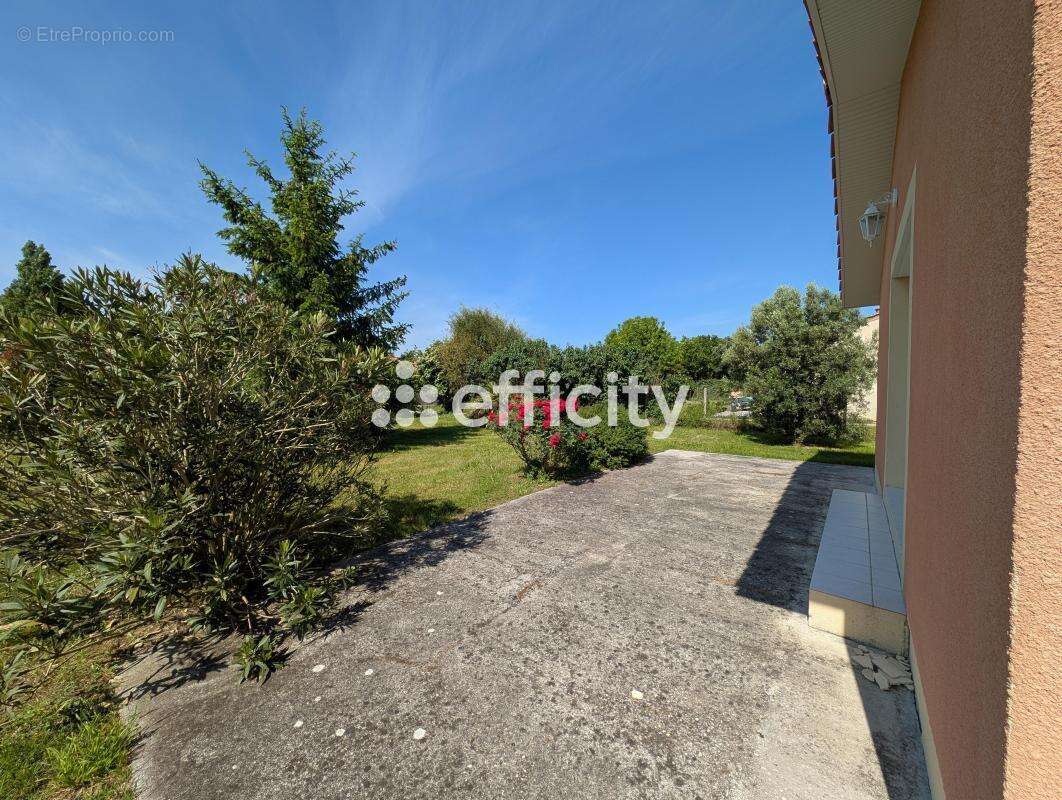 Maison à COUQUEQUES