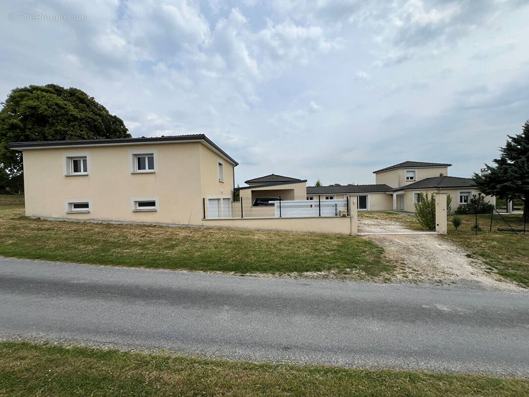 Maison à CHATELRAOULD-SAINT-LOUVENT
