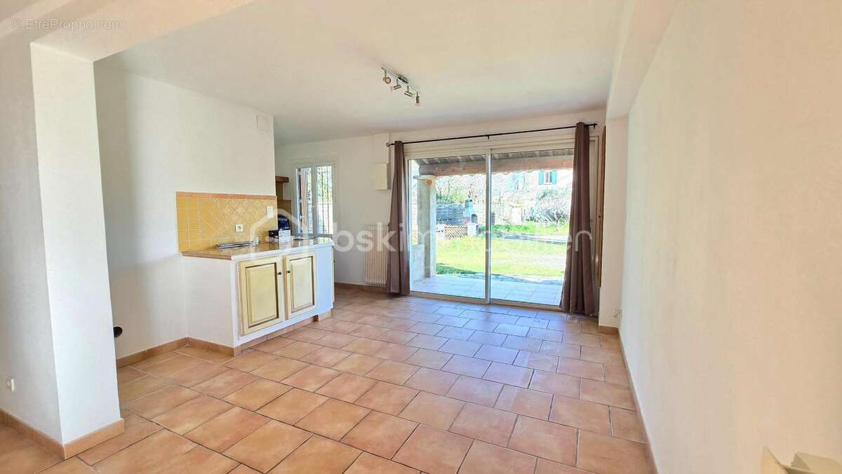 À vendre sur la commune de Lauris : maison offrant deux appartements indépendants, le tout sur un terrain divisible - photo 6