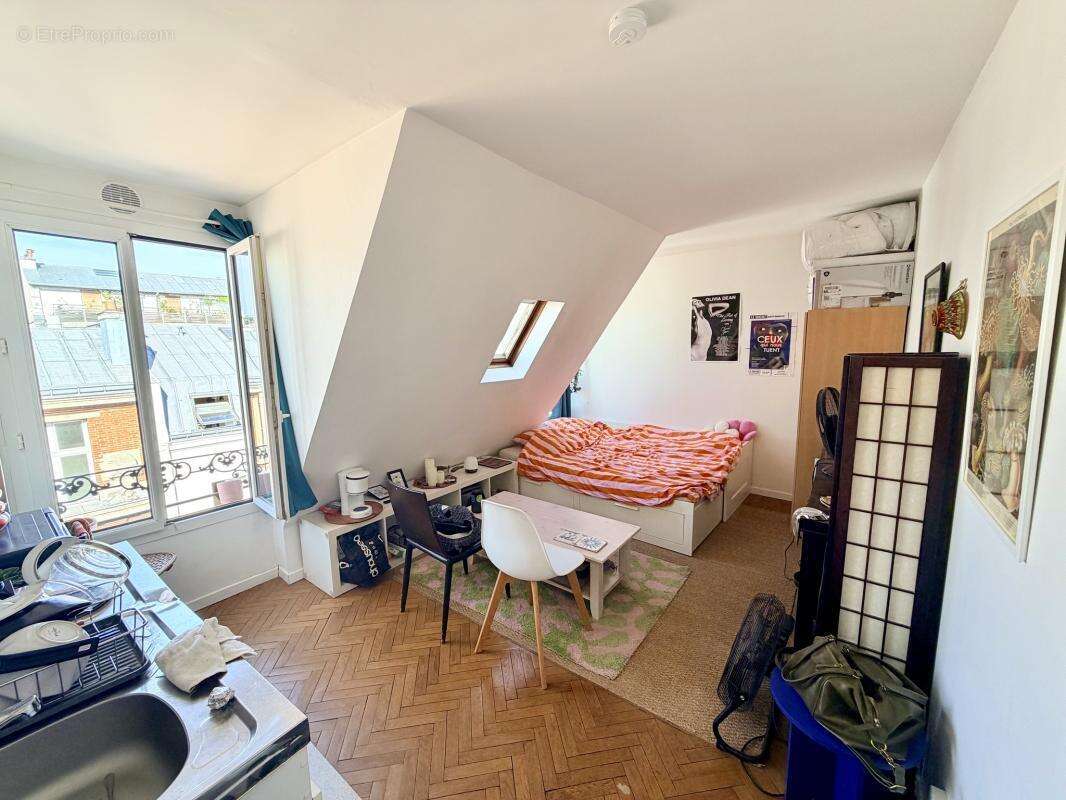 Paris 10ᵉ – Studio de charme – Dernier étage – Vue dégagée sur les toits de Paris - photo 3