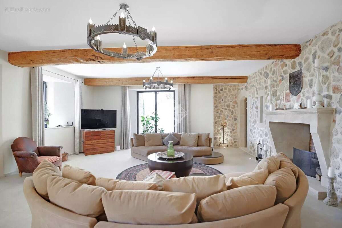 Maison à TOURRETTES