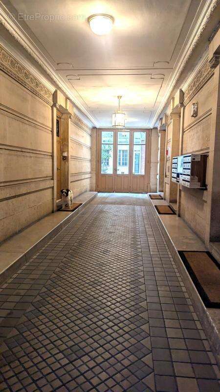 Commerce à PARIS-9E