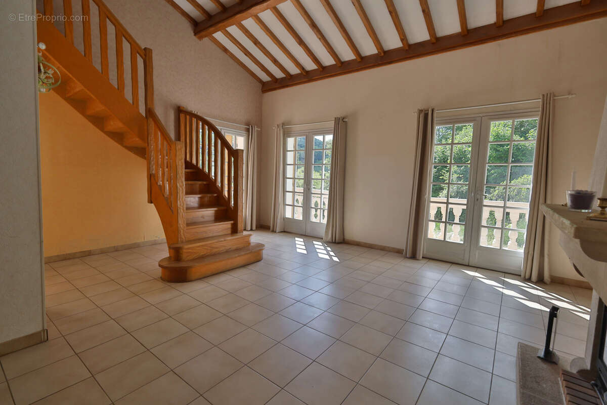 Maison de Type 4 - 149 m2 habitables - Terrain 12950m2 - photo 11