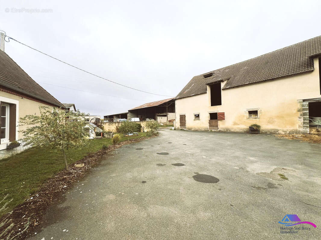 VUE D ENSEMBLE MAISON DEPENDANCE - Maison à NERET