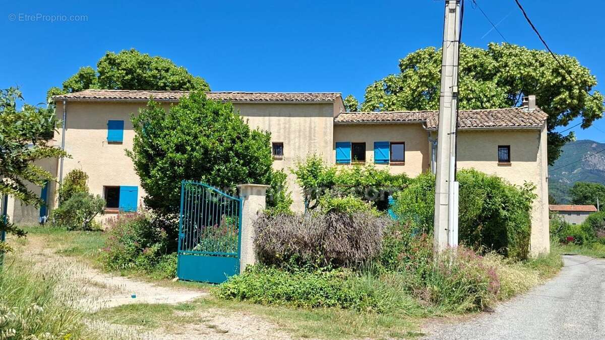 A Vendre Maison 237 m² double habitation possible et terrain arboré MEZEL (04) - photo 2