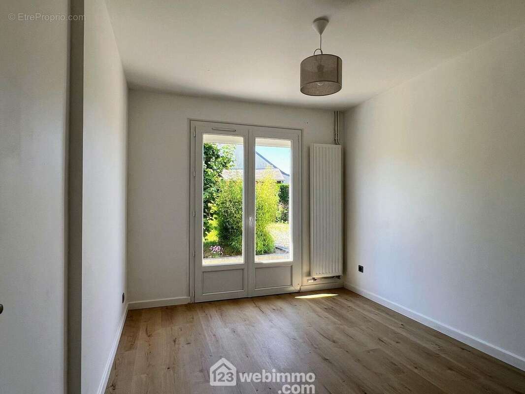 On trouve également au rdc une chambre de 11 m²... - Maison à BRAIN-SUR-L'AUTHION