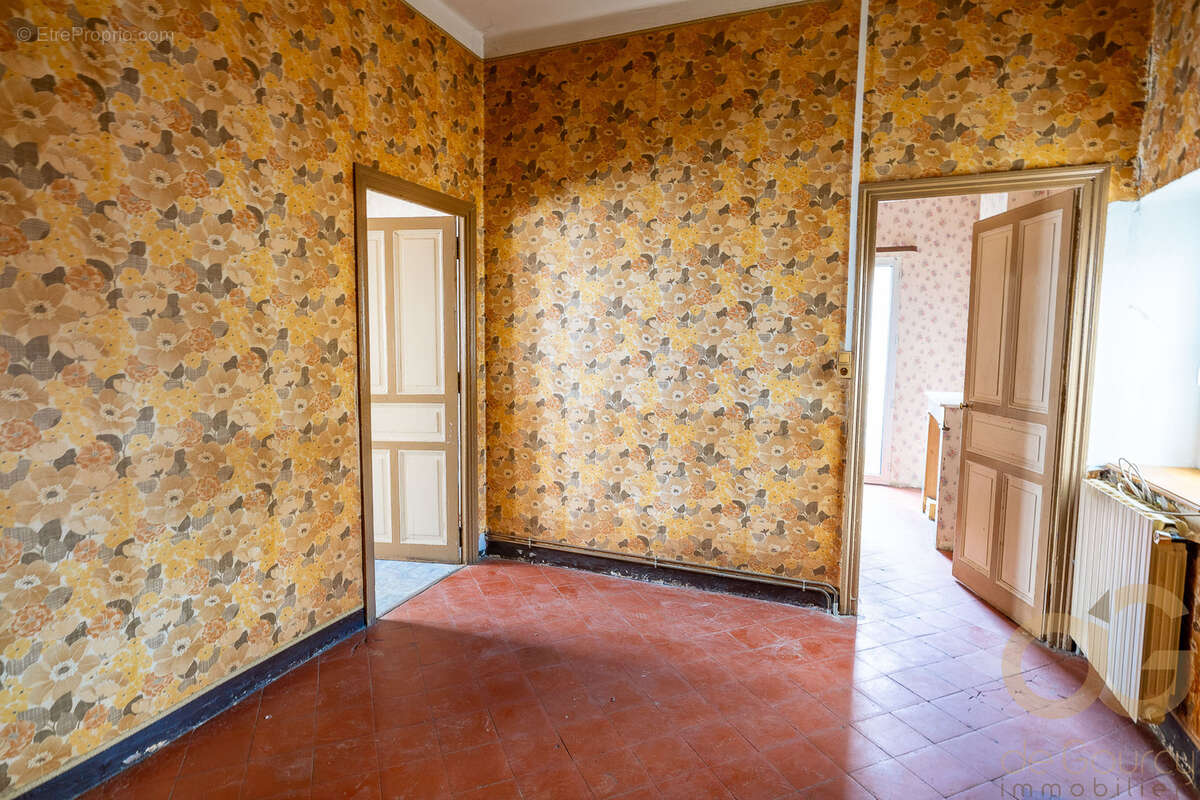 Nîmes Bas de Croix de fer : Immeuble constitué de 3 lots. - photo 2