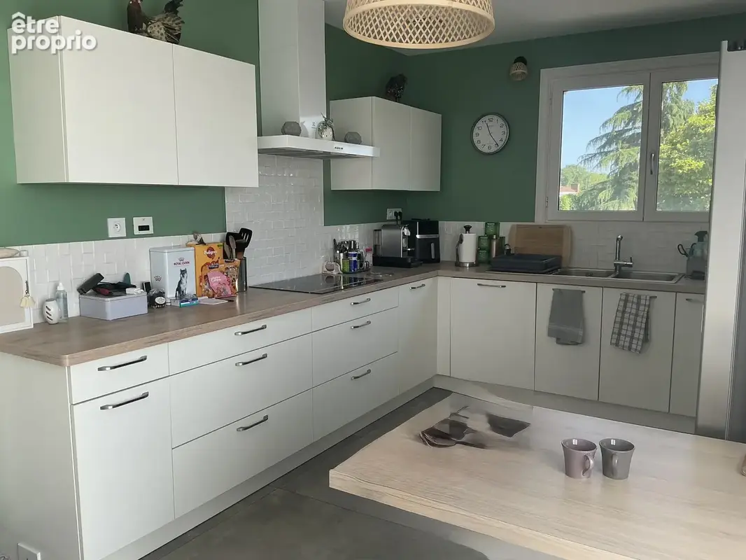 Maison offrant de belles prestations dans un cadre verdoyant et calme - photo 12