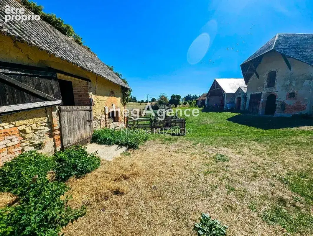 Corps de ferme de 200m² sur 4380m² de terrain - Nombreuses dépendances - photo 13