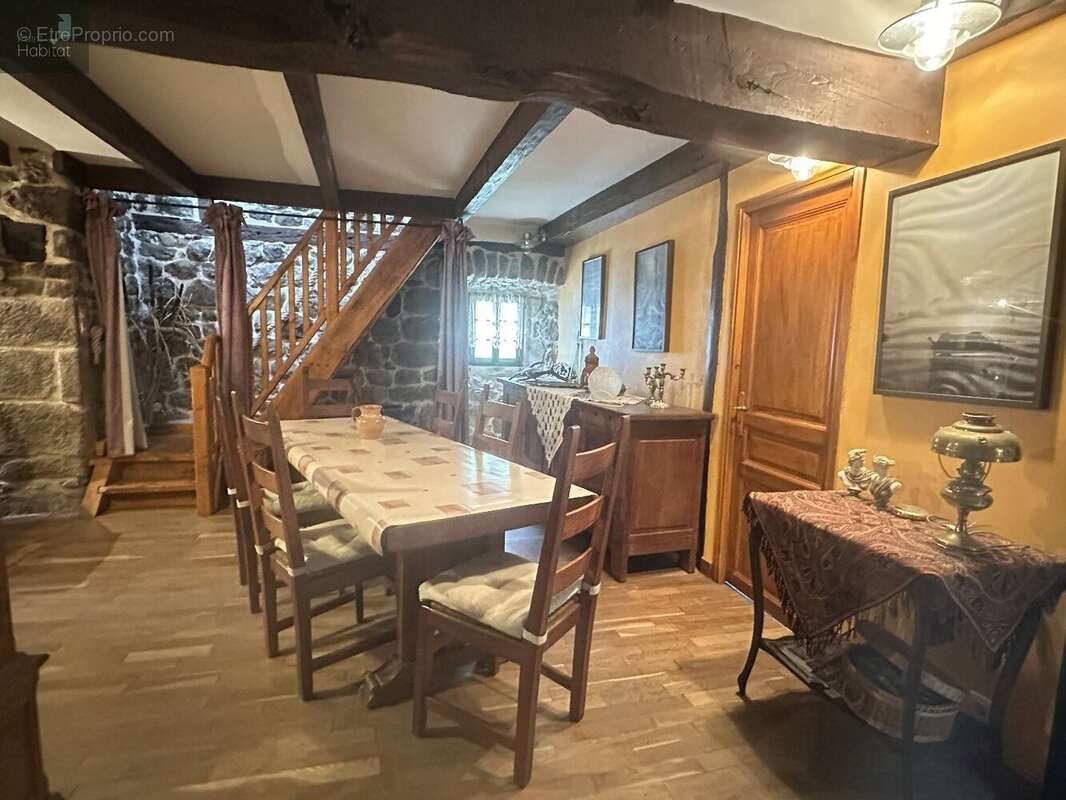 Maison à MEZILHAC