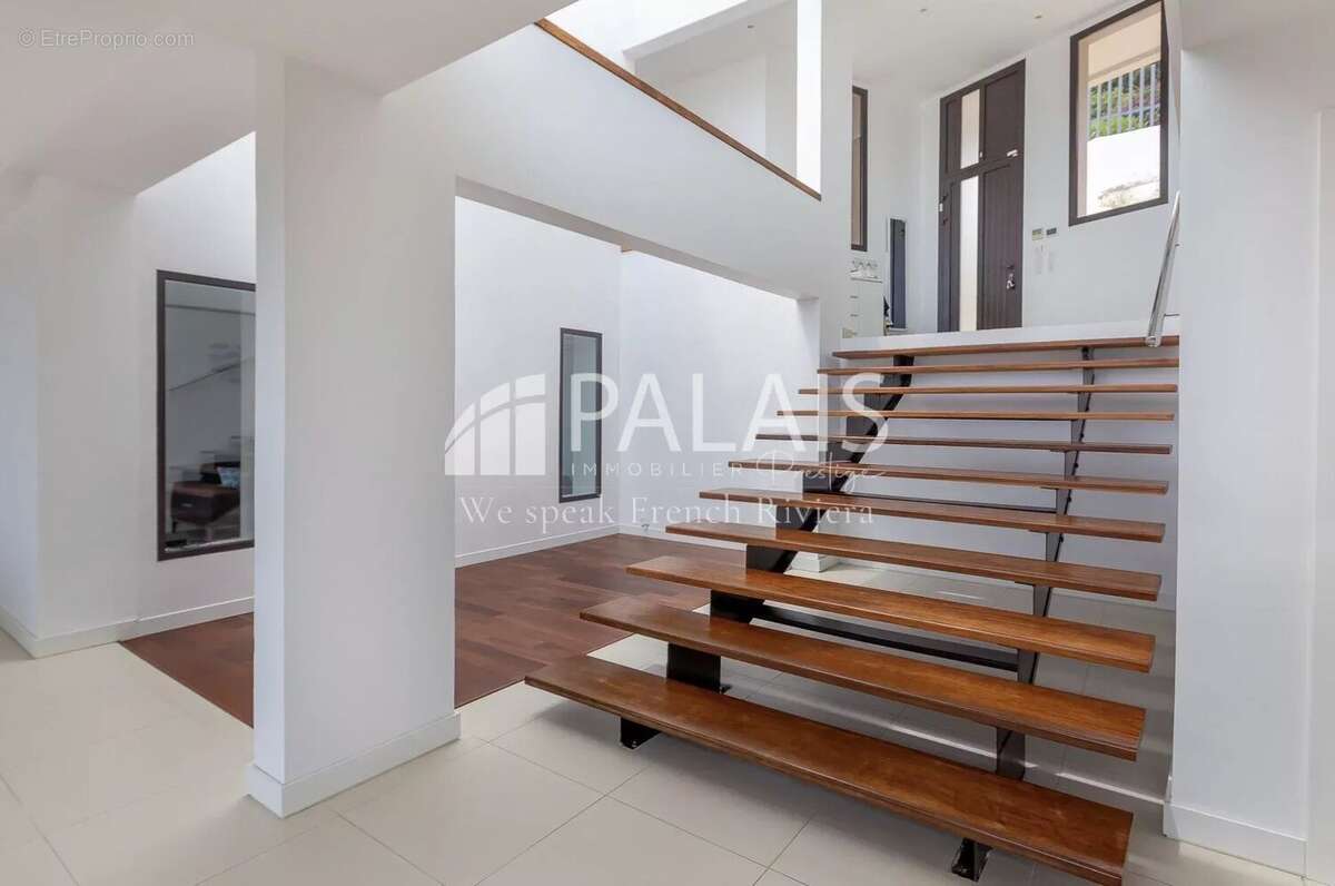 ANTIBES – RASTINES // Villa Contemporaine 240 m² – Jardin – Piscine – Vue Panoramique - photo 9