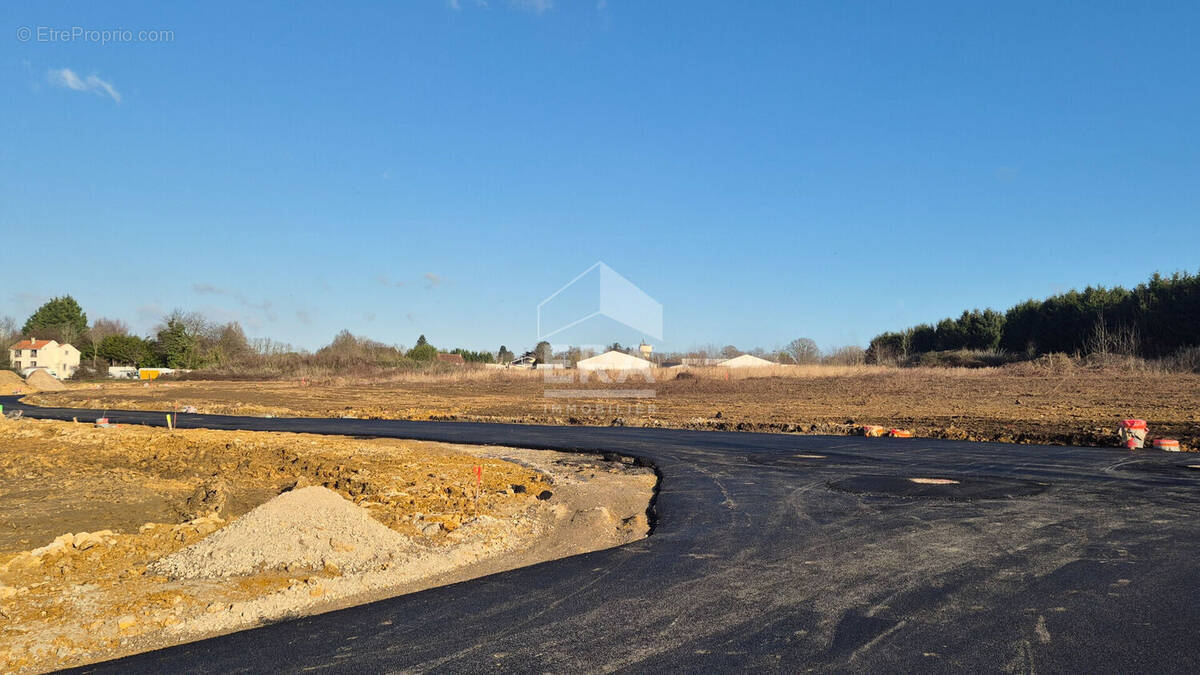 Terrain à GRISY-SUISNES