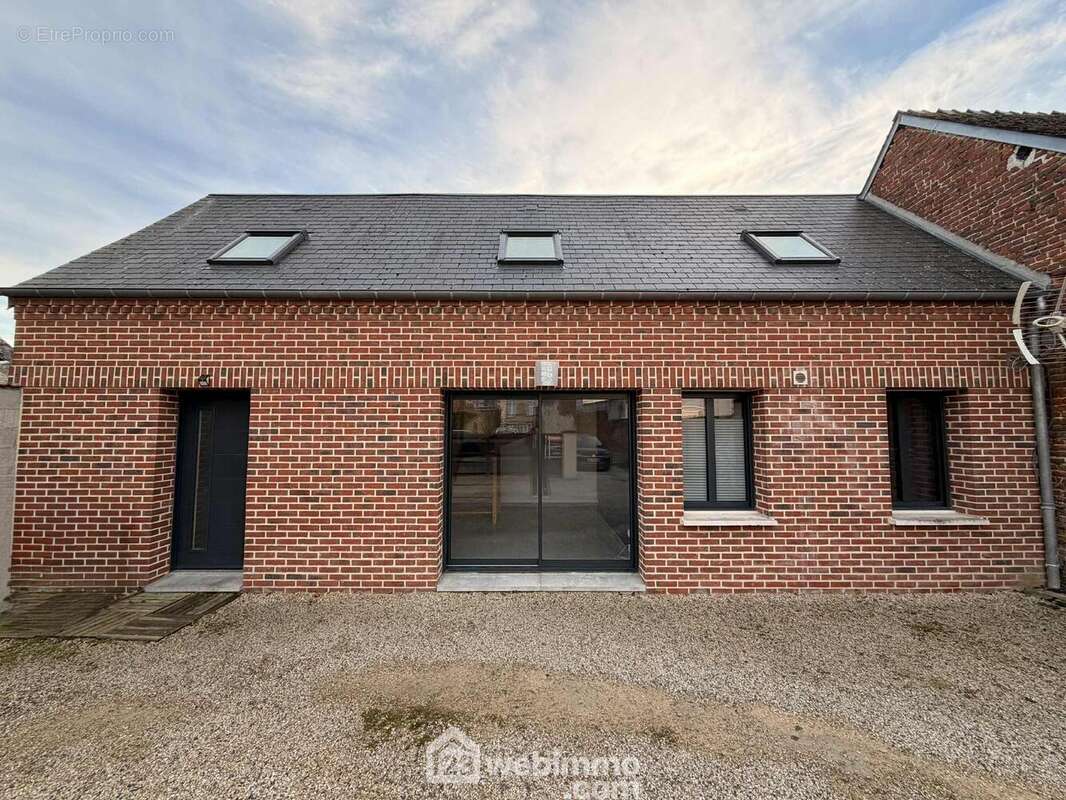 D'une surface habitable de 98 m² - Maison à CRECY-SUR-SERRE