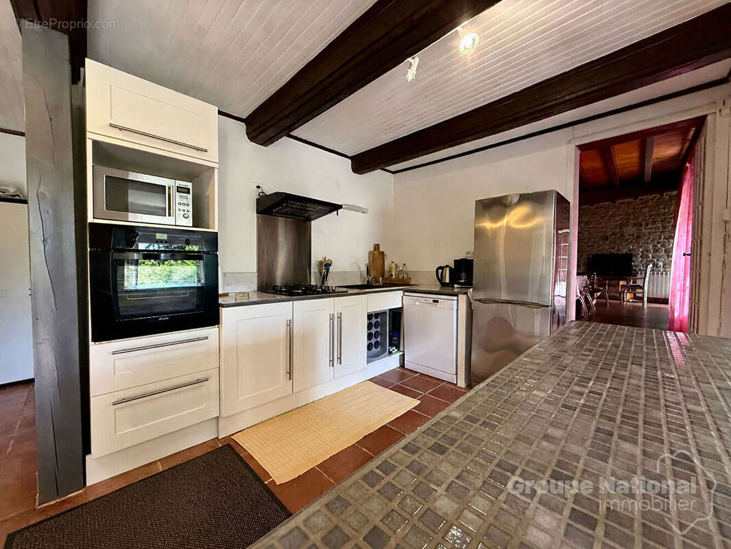 Mas de village en pierre de 103m2 sur 313m2 de terrain - Saint Marcel De Careiret - photo 4