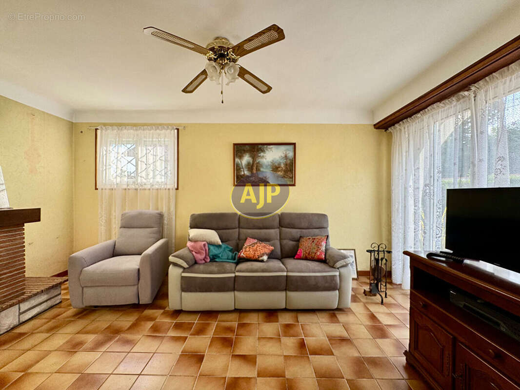 Maison individuelle de plain-pied avec jardin paysagé et beau potentiel - photo 5