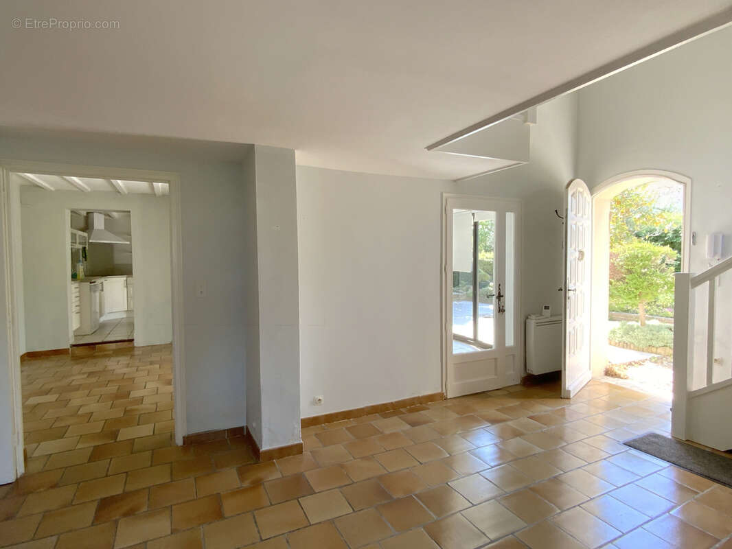 Charmante maison avec terrain arboré et piscine  à Uzès. - photo 4