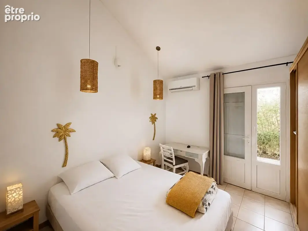 Villa t5 avec piscine et dépendance saint gilles: tout a pieds! - photo 10
