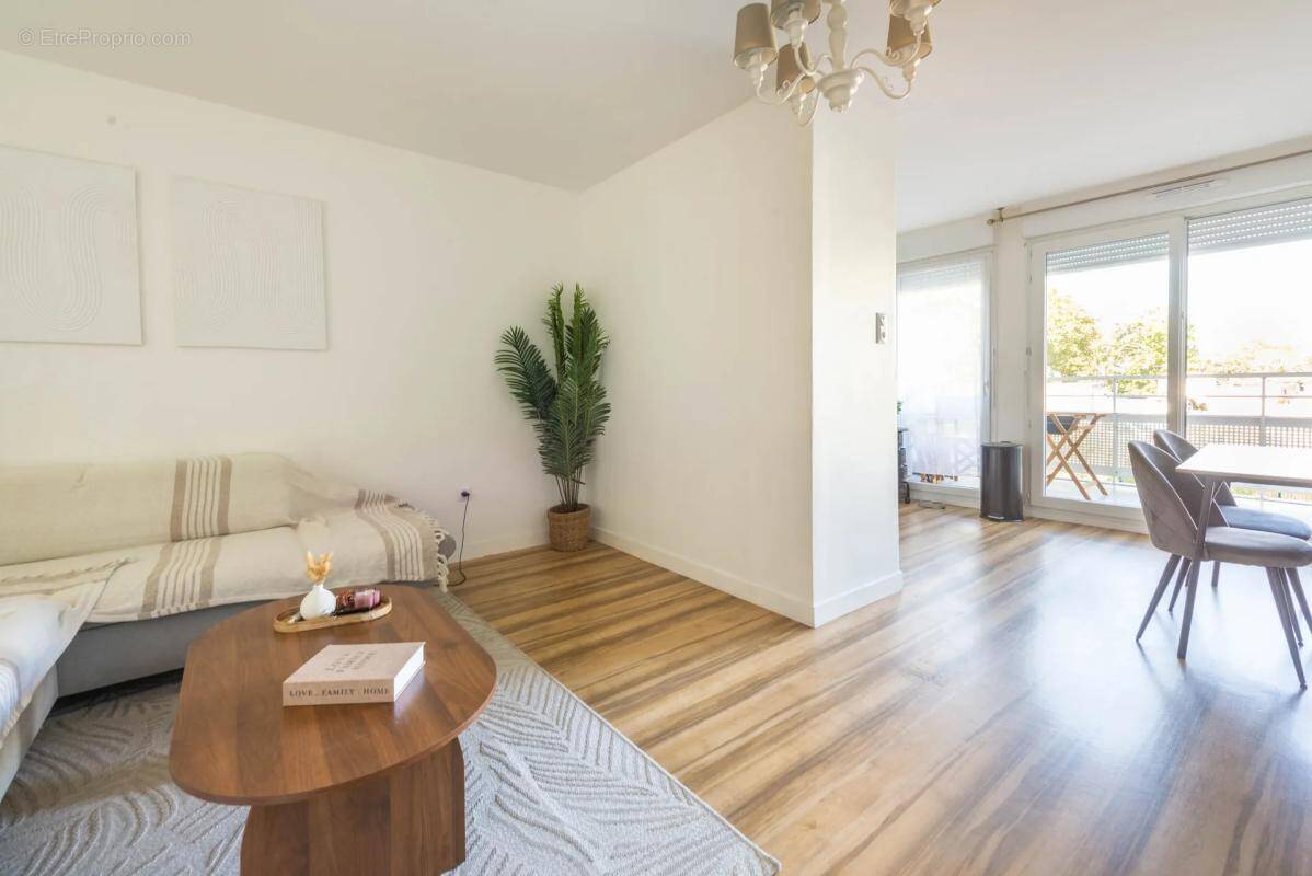 Appartement à SARTROUVILLE