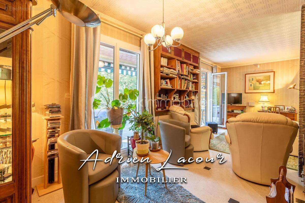 Jolie maison sur sous-sol avec son parc arboré - photo 2
